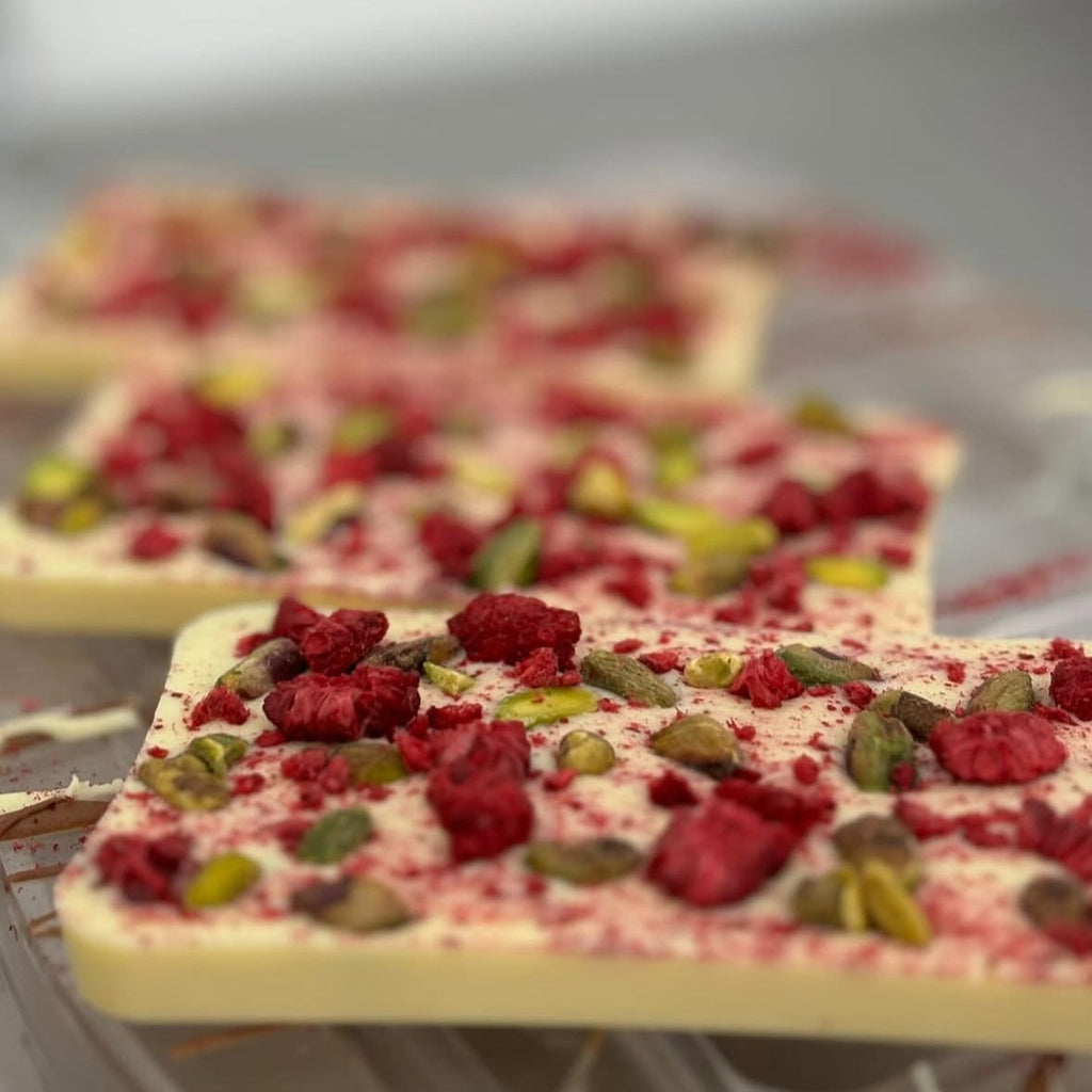 White 30% Raspberry & Pistachio 100g Bar