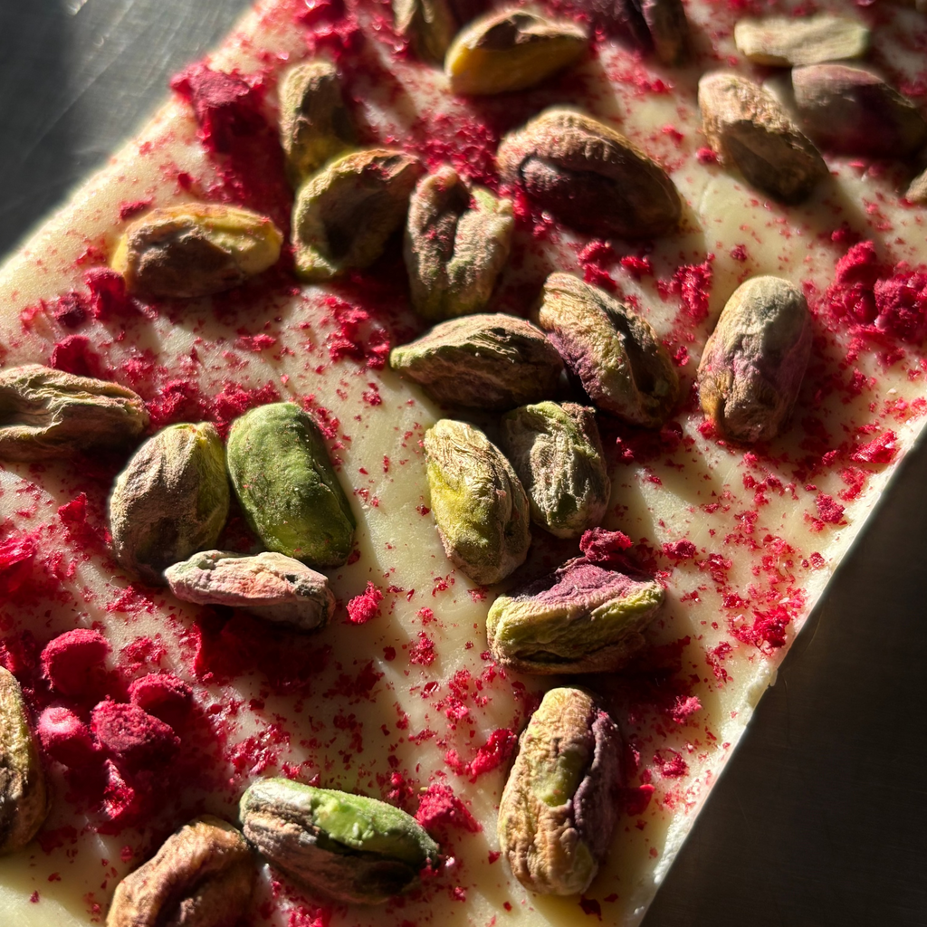 White 30% Raspberry & Pistachio 100g Bar