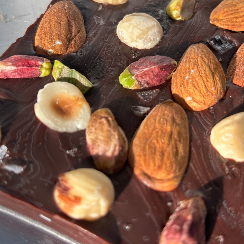 Dark 55% Mixed Nuts & Maldon Sea Salt 100g Bar (VE)